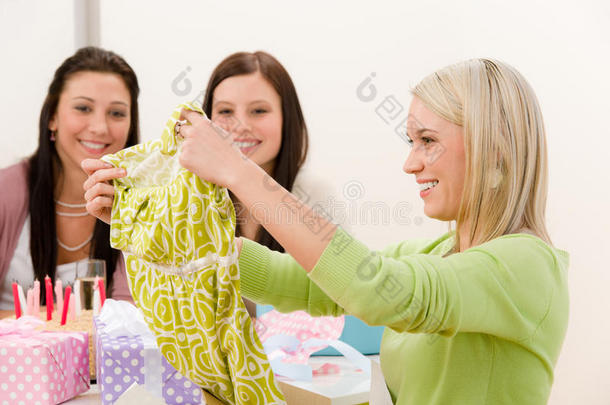 生日派对-女人打开礼物，惊喜