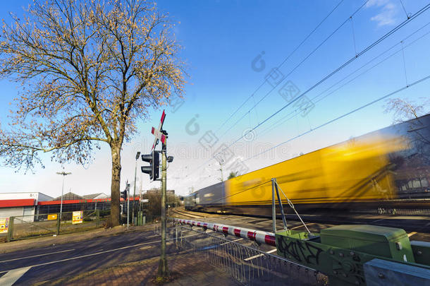 铁路交叉口的货运列车