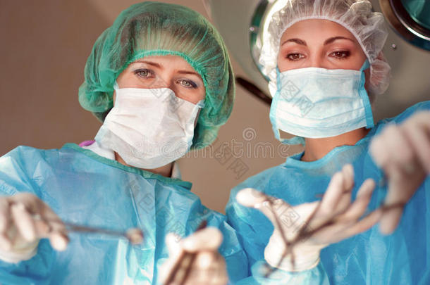 两位女外科医生在医院<strong>做手术</strong>