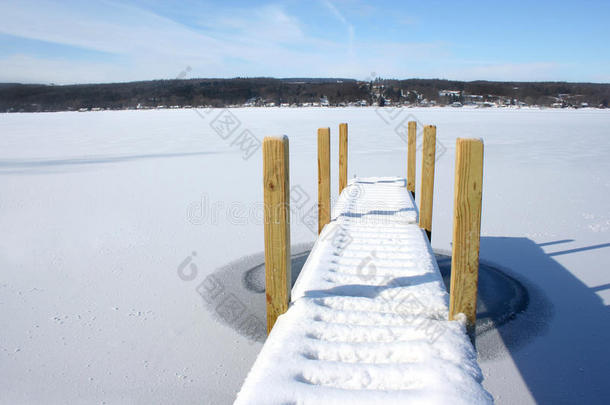 碧空冰冻湖畔白雪覆盖的码头