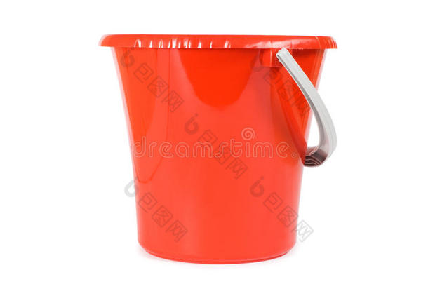 白色隔离的红色<strong>塑料桶</strong>