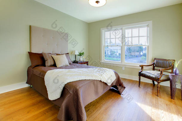 清新的绿色卧室，现代棕色床