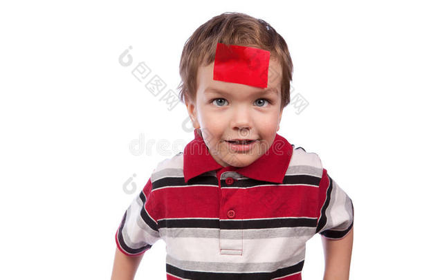 额头上缠着红带子的小男孩