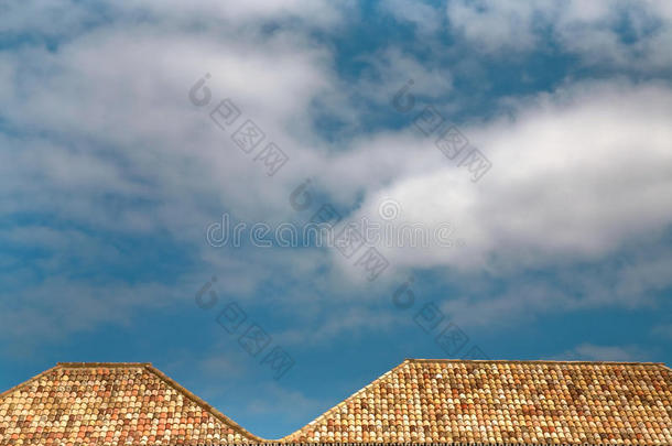 瓦房屋顶上的蓝天白云
