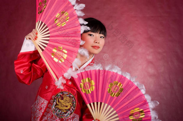穿传统服装的亚洲妇女和扇子