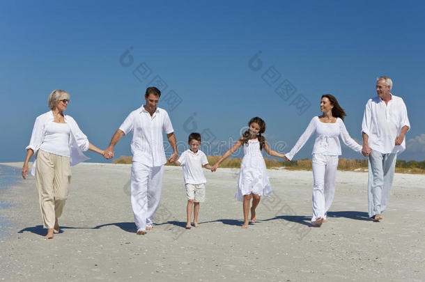 一代又一代的家庭在沙滩上牵手