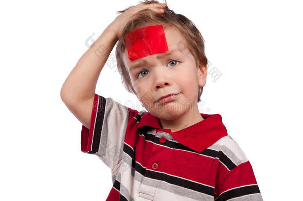 额头上缠着红带子的小男孩