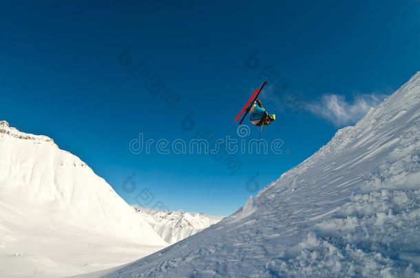 滑雪者在空中飞行