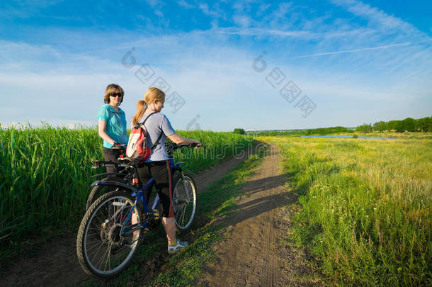 两个女孩放松骑自行车