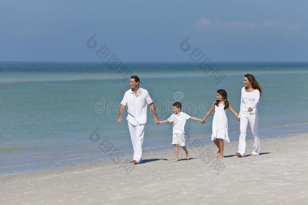一家人在沙滩上散步和牵手