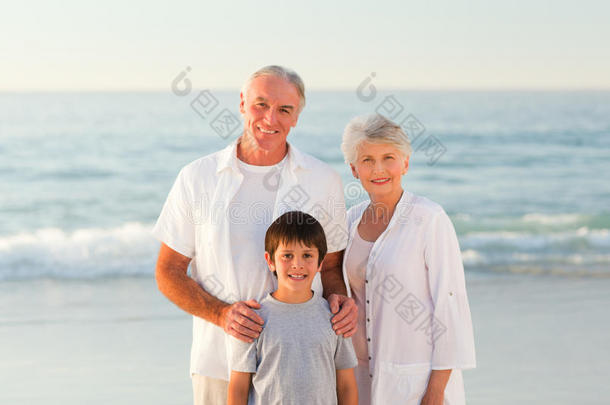 爷爷奶奶和孙子在海边
