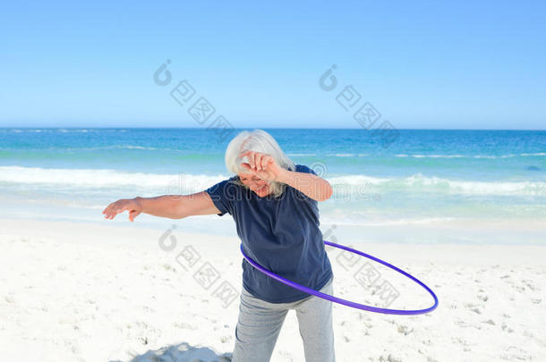 老妇人在玩她的<strong>铁环</strong>