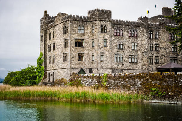 爱尔兰<strong>阴雨天</strong>湖边的城堡