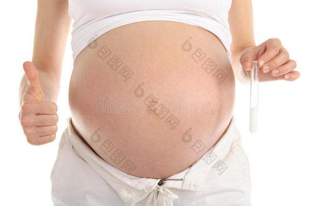 孕妇拿着装有精子的试管
