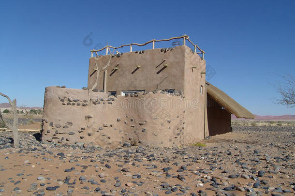 沙漠中的房子。人类财产