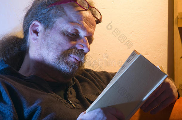 成熟男人读书