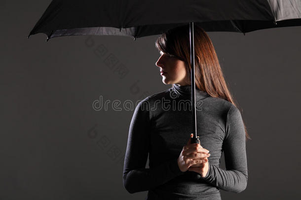 保护和保护伞下的年轻女子