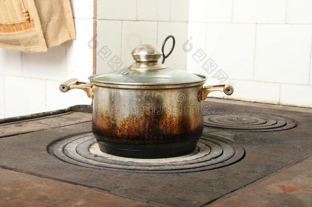 旧厨房炉灶上的锅