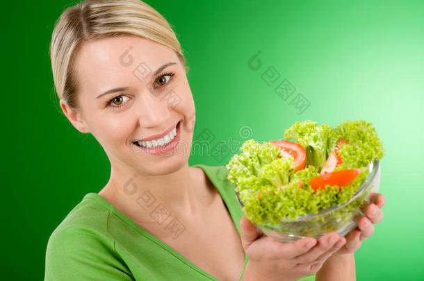 健康生活方式-妇女<strong>端着</strong>蔬菜沙拉