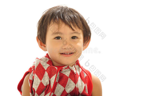 摄影棚拍摄的一个小男孩面对镜头微笑