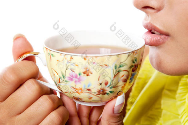 端着一杯清茶的女人