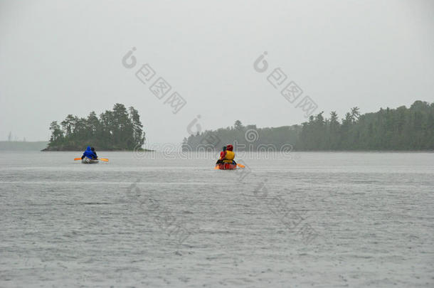 在雨中划独木舟