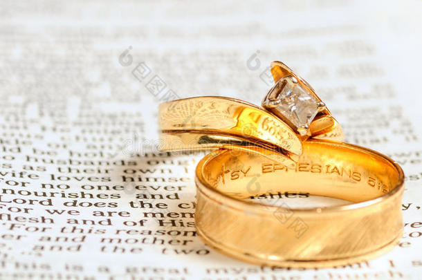 圣经和结婚戒指