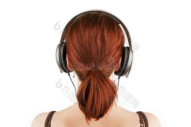 红头发的女孩在听<strong>音乐</strong>。
