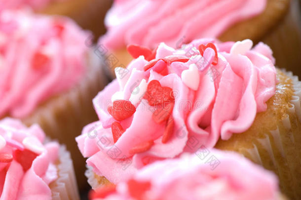粉红色的带花洒的情人节蛋糕