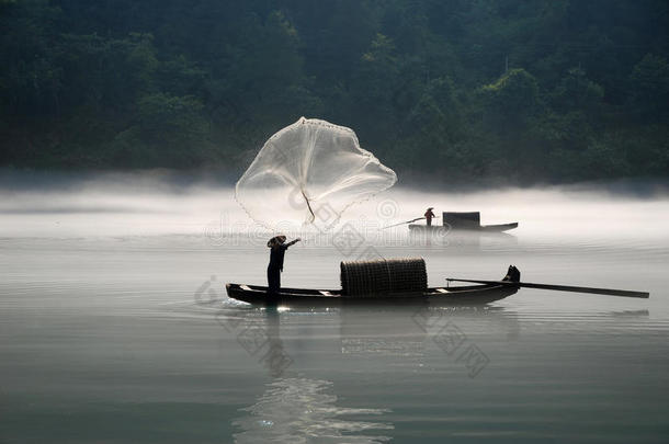 在雾河钓鱼