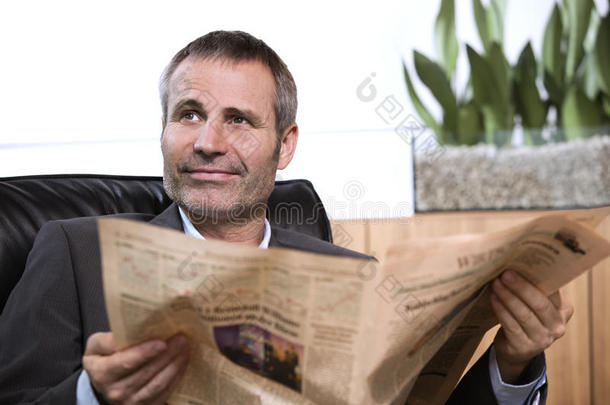 商人看报纸，抬头看。