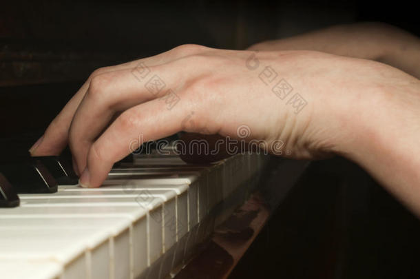 孩子的手在<strong>弹钢琴</strong>