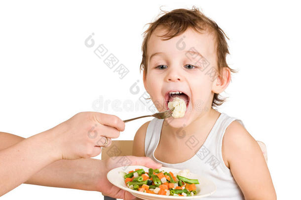 小男孩品尝蔬菜沙拉
