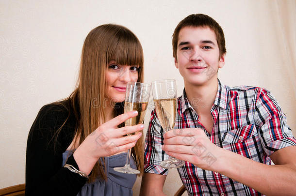 夫妇用香槟庆祝