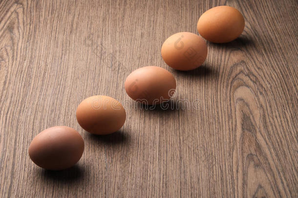 棕色的鸡蛋排成一排