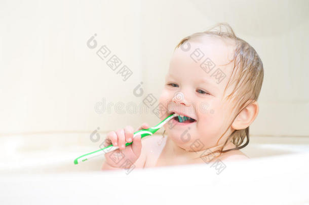 可爱的微笑宝宝洗澡刷牙