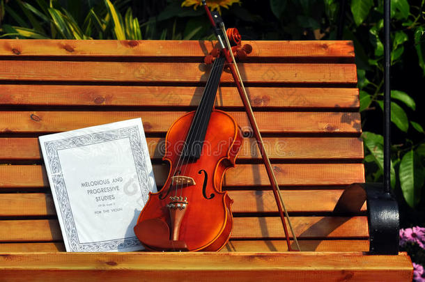 板凳上的小提琴和音符