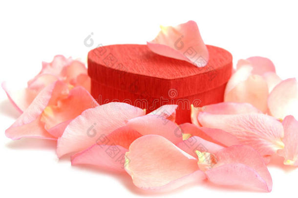 玫瑰花瓣红色心形礼品盒
