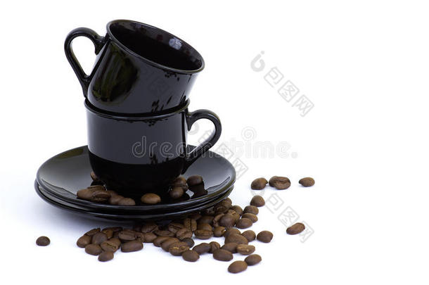 黑杯子和咖啡豆