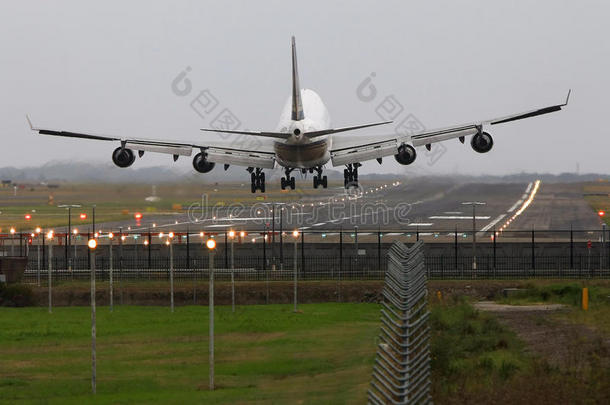 波音747大型客机降落在跑道上。