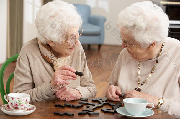 两位老太太在玩多米诺骨牌