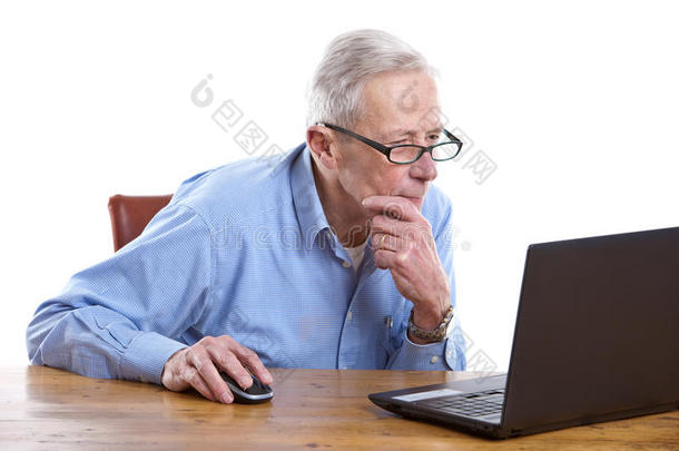 电脑后面的老人