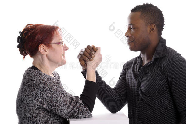 白人女子和黑人<strong>男子摔跤</strong>