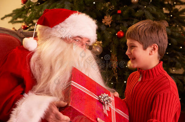 圣诞老人在圣诞节前给男孩送礼物
