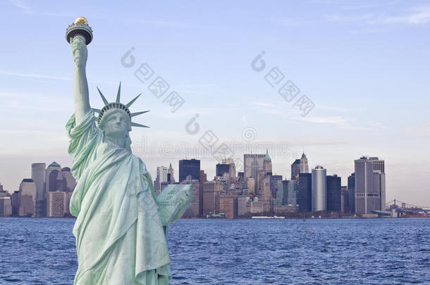 自由女神像和后面的纽约天际线