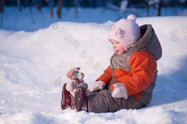 可爱可爱的雪地宝宝