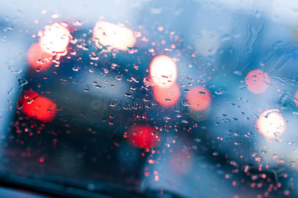 在雨天和交通堵塞中开车