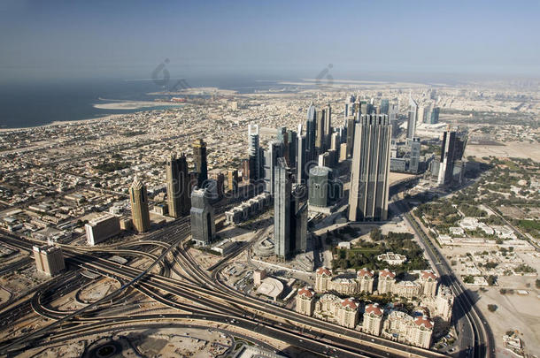 从哈利法塔摩天大楼俯瞰迪拜