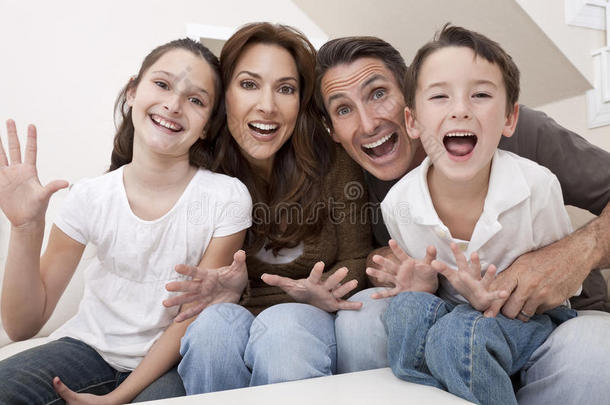 开心的一家人坐在家里开心地笑