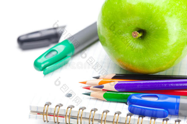 苹果、笔记本和铅笔